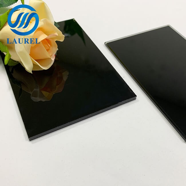 Crno oslikano staklo